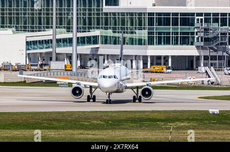 Monaco di Baviera, Germania, 6 aprile 2024: Un Airbus A320-214 della Lufthansa arriva in taxi alla pista dell'aeroporto di Monaco. L'aereo ha la livrea Star Alliance. (Foto di e. Foto Stock