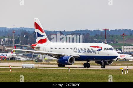 Un Airbus A319-131 della British Airways taxi per la pista dell'aeroporto di Zurigo. Registrazione G-EUPZ. (Zurigo, Svizzera, 11.03.2024) Foto Stock