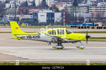 Una Cirrus SR22 appartenente a un proprietario privato attende sulla pista il decollo dell'autorizzazione. Registrazione HB-KHR. (Zurigo, Svizzera, 11.03.2024) Foto Stock