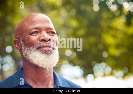 Ritratto di un anziano sorridente all'aperto in campagna o in giardino Foto Stock
