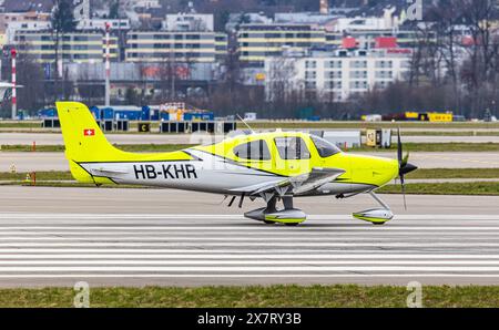 Una Cirrus SR22 appartenente a un proprietario privato attende sulla pista il decollo dell'autorizzazione. Registrazione HB-KHR. (Zurigo, Svizzera, 11.03.2024) Foto Stock