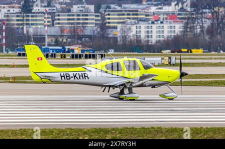 Una Cirrus SR22 appartenente a un proprietario privato attende sulla pista il decollo dell'autorizzazione. Registrazione HB-KHR. (Zurigo, Svizzera, 11.03.2024) Foto Stock