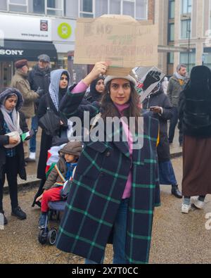 A Woman join Pro Palestine Protestation, 16 dicembre 2023, a Southampton, Regno Unito. Foto Stock