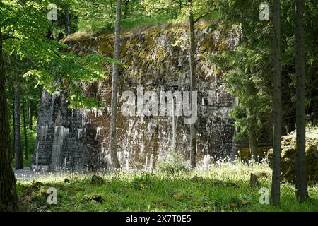 Ketrzyn, Gierloz, Polonia - 11 maggio 2024 - bunker di comunicazione al bugiardo di Wolf Foto Stock