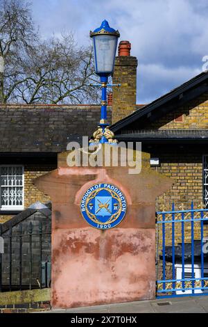 Londra, Regno Unito - 23 marzo 2024; Decorative Borough of Paddington stemma su ponte a Little Venice Foto Stock