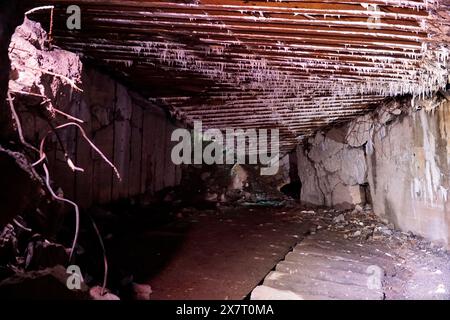 Ketrzyn, Gierloz, Polonia - 11 maggio 2024 - bunker di comunicazione al bugiardo di Wolf Foto Stock