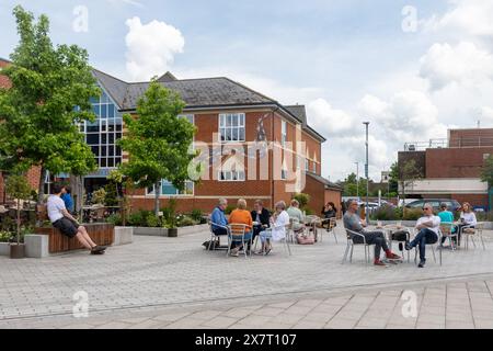 Peach Place, nuovo sviluppo nel centro di Wokingham con appartamenti per i lavoratori chiave che ospitano case e ristoranti, Berkshire, Inghilterra, Regno Unito Foto Stock