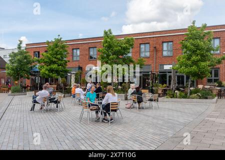 Peach Place, nuovo sviluppo nel centro di Wokingham con appartamenti per i lavoratori chiave che ospitano case e ristoranti, Berkshire, Inghilterra, Regno Unito Foto Stock