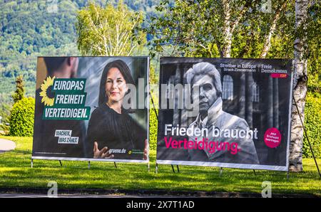 Lauchringen, Germania, 19 maggio 2024: Un manifesto elettorale di Alliance 90/The Greens con il ministro degli Esteri tedesco Annalena Baerbock e il libero Democr Foto Stock