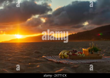 una cena romantica en el, atardecer idilico de las playas de tarifa, en cadiz andalusia Foto Stock