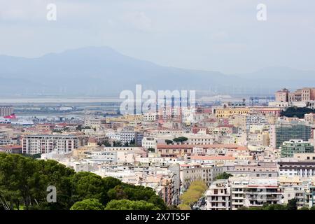 Veduta aerea di Cagliari, Sardegna, Italia, con quartiere Castello fortificato medievale e fortificato, sulla collina sullo sfondo Foto Stock