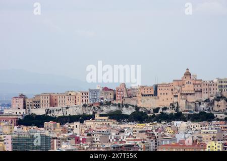 Veduta aerea di Cagliari, Sardegna, Italia, con quartiere Castello fortificato medievale e fortificato, sulla collina sullo sfondo Foto Stock