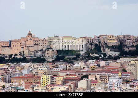 Veduta aerea di Cagliari, Sardegna, Italia, con quartiere Castello fortificato medievale e fortificato, sulla collina sullo sfondo Foto Stock