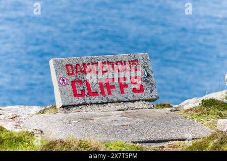 Le scogliere pericolose segnalano a Englands Most Westerly Point, Lands End, Cornovaglia, West Country, Inghilterra Foto Stock