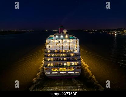 Ambassador Cruise Line Ship Ambition parte dal Tamigi, Regno Unito, 18 gennaio 2024, iniziando la sua crociera in Sud America. Foto Stock