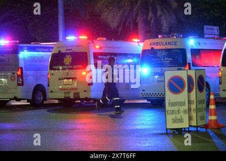 Bangkok, Thailandia. 21 maggio 2024. Le ambulanze aspettano di trasportare passeggeri fuori dall'aeroporto Suvarnabhumi di Bangkok, Thailandia, 21 maggio 2024. Le gravi turbolenze sul volo SQ321 di Singapore Airlines da Londra a Singapore hanno lasciato un passeggero morto e altri 30 feriti, costringendo un atterraggio di emergenza all'aeroporto di Suvarnabhumi, nella capitale della Thailandia Bangkok, martedì, hanno detto le autorità tailandesi. Crediti: Rachen Sageamsak/Xinhua/Alamy Live News Foto Stock