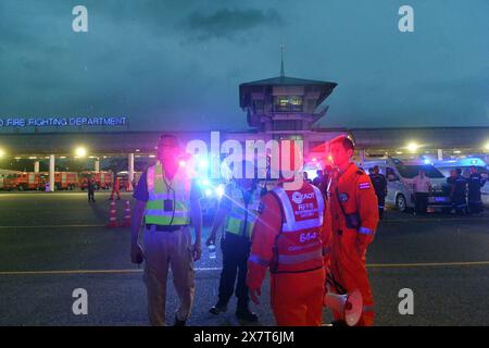 Bangkok, Thailandia. 21 maggio 2024. I soccorritori aspettano i passeggeri fuori dall'aeroporto Suvarnabhumi di Bangkok, Thailandia, 21 maggio 2024. Le gravi turbolenze sul volo SQ321 di Singapore Airlines da Londra a Singapore hanno lasciato un passeggero morto e altri 30 feriti, costringendo un atterraggio di emergenza all'aeroporto di Suvarnabhumi, nella capitale della Thailandia Bangkok, martedì, hanno detto le autorità tailandesi. Crediti: Rachen Sageamsak/Xinhua/Alamy Live News Foto Stock