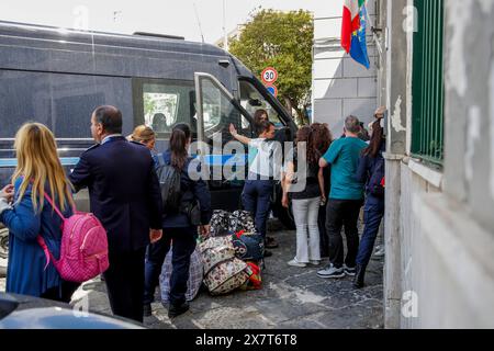 Italia: Campi Flegrei, bradisismo Penitenziari, evacuano i detenuti presenti nel carcere femminile di Pozzuoli a seguito delle scosse sismiche registrate, a Napoli, 21 maggio 2024. ABPH1349 Copyright: XAntonioxBalascox Foto Stock