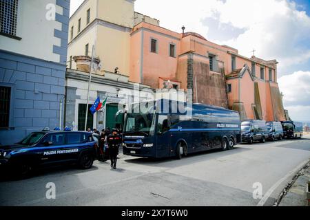 Italia: Campi Flegrei, bradisismo Penitenziari, evacuano i detenuti presenti nel carcere femminile di Pozzuoli a seguito delle scosse sismiche registrate, a Napoli, 21 maggio 2024. ABPH1341 Copyright: XAntonioxBalascox Foto Stock