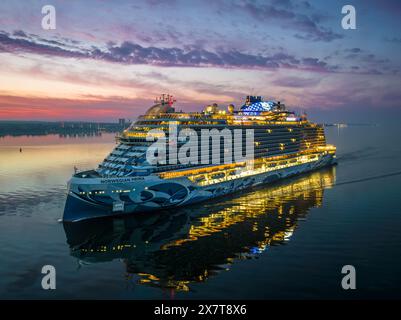 Southampton, Regno Unito - 12 maggio 2024 la nave da crociera Norwegian prima arriva in porto Foto Stock