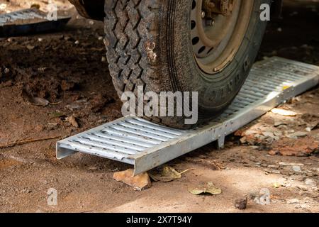 Attrezzature di recupero per lo scompartimento di veicoli 4x4 fuori dalla strada fangosa, piastre di sabbia, verricello meccanico, corde di collegamento, martinetto a sollevamento elevato, pala Foto Stock