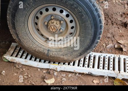 Attrezzature di recupero per lo scompartimento di veicoli 4x4 fuori dalla strada fangosa, piastre di sabbia, verricello meccanico, corde di collegamento, martinetto a sollevamento elevato, pala Foto Stock