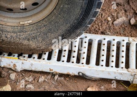 Attrezzature di recupero per lo scompartimento di veicoli 4x4 fuori dalla strada fangosa, piastre di sabbia, verricello meccanico, corde di collegamento, martinetto a sollevamento elevato, pala Foto Stock