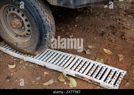 Attrezzature di recupero per lo scompartimento di veicoli 4x4 fuori dalla strada fangosa, piastre di sabbia, verricello meccanico, corde di collegamento, martinetto a sollevamento elevato, pala Foto Stock