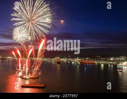 Cunard's New Mega Cruise Liner, Queen Anne parte da Southampton, Hampshire, Regno Unito - 3 maggio 2024 la Queen Anne parte con un magnifico spettacolo di fuochi d'artificio Foto Stock