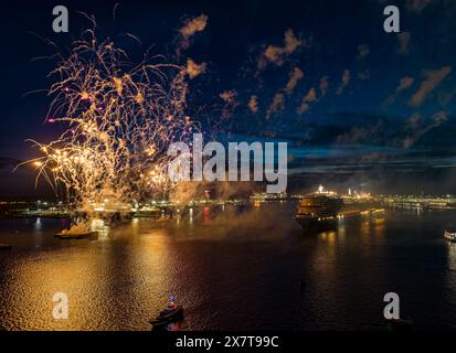 Cunard's New Mega Cruise Liner, Queen Anne parte da Southampton, Hampshire, Regno Unito - 3 maggio 2024 la Queen Anne parte con un magnifico spettacolo di fuochi d'artificio Foto Stock