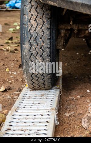 Attrezzature di recupero per lo scompartimento di veicoli 4x4 fuori dalla strada fangosa, piastre di sabbia, verricello meccanico, corde di collegamento, martinetto a sollevamento elevato, pala Foto Stock