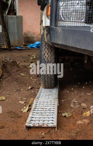 Attrezzature di recupero per lo scompartimento di veicoli 4x4 fuori dalla strada fangosa, piastre di sabbia, verricello meccanico, corde di collegamento, martinetto a sollevamento elevato, pala Foto Stock