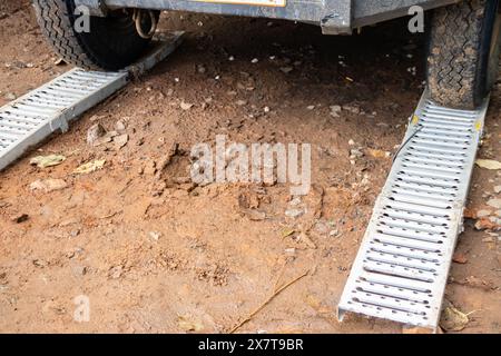 Attrezzature di recupero per lo scompartimento di veicoli 4x4 fuori dalla strada fangosa, piastre di sabbia, verricello meccanico, corde di collegamento, martinetto a sollevamento elevato, pala Foto Stock