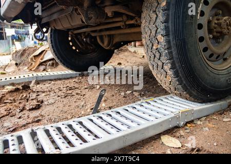 Attrezzature di recupero per lo scompartimento di veicoli 4x4 fuori dalla strada fangosa, piastre di sabbia, verricello meccanico, corde di collegamento, martinetto a sollevamento elevato, pala Foto Stock