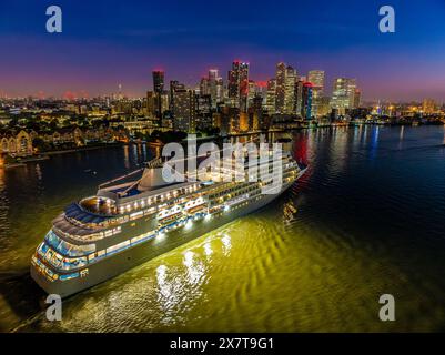 La nave da crociera Silver Wind passa per Canary Wharf sul fiume Tamigi, Londra, Regno Unito, 12 maggio 2023. Foto Stock