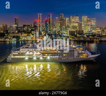 La nave da crociera Silver Wind passa per Canary Wharf sul fiume Tamigi, Londra, Regno Unito, 12 maggio 2023. Foto Stock