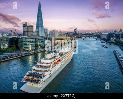 La nave da crociera Silver Wind passa attraverso il Tower Bridge sul fiume Tamigi, Londra, Regno Unito, 10 maggio 2023. Foto Stock