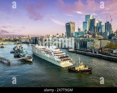 La nave da crociera Silver Wind passa attraverso il Tower Bridge sul fiume Tamigi, Londra, Regno Unito, 10 maggio 2023. Foto Stock