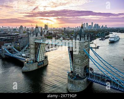 La nave da crociera Silver Wind passa attraverso il Tower Bridge sul fiume Tamigi, Londra, Regno Unito, 10 maggio 2023. Foto Stock