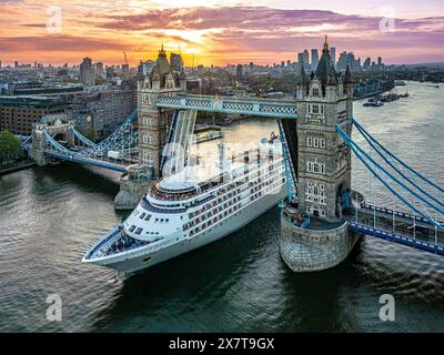 La nave da crociera Silver Wind passa attraverso il Tower Bridge sul fiume Tamigi, Londra, Regno Unito, 10 maggio 2023. Foto Stock