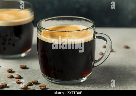 Caffè americano caldo in tazza con acqua Foto Stock