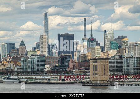 New York, NY, Stati Uniti - 1 agosto 2023: Sliender Central Park e 111 West 57th Street torri sopra il mare di grattacieli e sul lungomare del fiume Hudson con torta Foto Stock