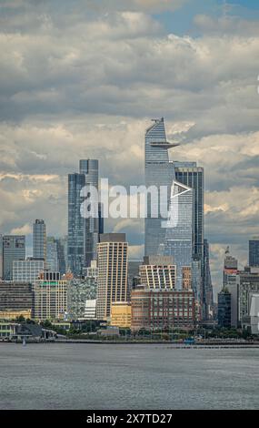 New York, NY, USA - 1 agosto 2023: W 29th Street e giungla urbana nord sotto il paesaggio blu. Fiume Hudson di fronte. 30 Hudson Yards dominano, Green Foto Stock