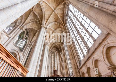 MEAUX, FRANCIA, 18 APRILE 2023: Interni e dettagli architettonici della cattedrale di Saint Etienne a Meaux, Francia Foto Stock