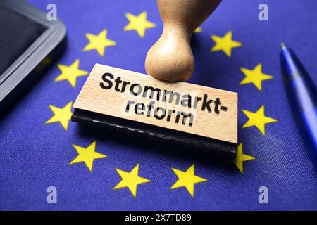 FOTOMONTAGE, Stempel mit Aufschrift Strommarktreform auf EU-Fahne *** FOTOMONTAGGIO, timbro con iscrizione riforma del mercato dell'energia elettrica sulla bandiera dell'UE Foto Stock