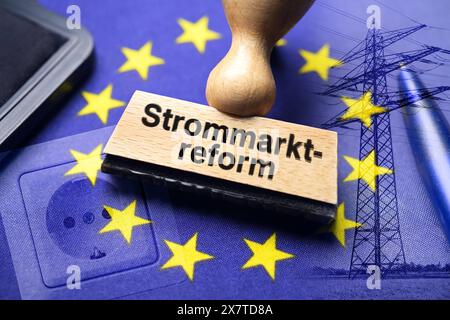 FOTOMONTAGE, Stempel mit Aufschrift Strommarktreform auf EU-Fahne *** FOTOMONTAGGIO, timbro con iscrizione riforma del mercato dell'energia elettrica sulla bandiera dell'UE Foto Stock