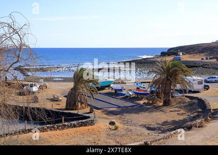 Salinas del Carmen, Fuerteventura in Spagna - 24 novembre 2023: Il villaggio con la tradizionale desalinizzazione dell'acqua nell'oceano atlantico Foto Stock