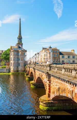 Vista a sud attraverso il fiume Ayr verso la guglia del municipio di Ayr, con il Ponte nuovo sulla destra. Ayr, Ayrshire, Scozia, Regno Unito Foto Stock