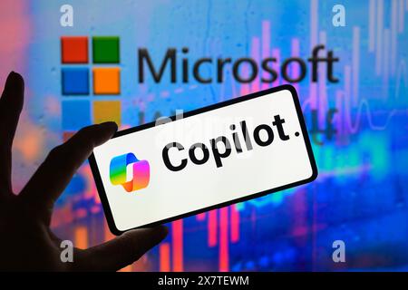 Bruxelles, Belgio. 21 maggio 2024. Il logo Copilot viene visualizzato su uno smartphone con Microsoft visibile sullo sfondo in questa immagine. Presa a Bruxelles, Belgio. Il 21 maggio 2024. (Jonathan RAA/Sipa USA) *** esclusivamente per notizie editoriali *** credito: SIPA USA/Alamy Live News Foto Stock