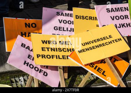 Dimostrazione contro il razzismo e la sciriminazione. ong, associazioni o sindacati cammineranno con | manifestation contre le racisme et la Discrimination. Foto Stock